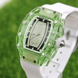 实拍 理查德•米勒清凉夏日最新款RichardMille RM 07-02✨酒桶形表壳由整块绿色由有机玻璃打造而成，配用原装西铁城全自动机芯，顶级橡树表带。尺寸为46mmx32mmx14mm。表壳加工无论从工程还是技术角度都堪称挑战，没有丝毫容错空间。女装腕表以著名的鸡尾酒及其蕴含的精神思潮为灵感。