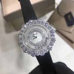 萧邦Happy Diamonds系列特别款！2019年官网力推款！2018即将过去，新的一年从元旦开始！枫叶美丽并寓意着坚毅精神！即代表永恒爱情送给恋人，也代表对美好的回忆，可送给一路陪伴的朋友，还代表一种岁月的轮回。1比1超前做工同步首发！表面配置三块蓝宝石防刮玻璃，瑞士朗达机芯，尺寸：外径34mm内径14mm。表带14/12。