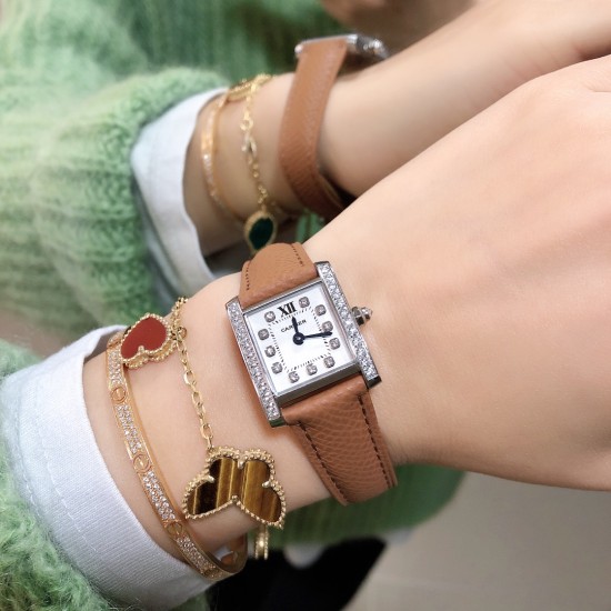 实拍卡地亚-CARTIER2020最新卡地亚法国坦克Cartier Tank Franaise系列,一款百搭性价比又高的手表 搭配全新专柜欧版风格定制的原厂表带,进口瑞士石英机芯。八角形表冠,镶嵌一颗凸圆形合成尖晶石,剑形蓝钢指针,蓝宝石水晶镜面,采用与原装一致的实心内罩,尺寸:25 x 20mm。佩戴舒适柔软服帖,上手显得高贵又典雅,很气质很女人独家货源 实拍卡地亚-CARTIER2020最新卡地亚法国坦克Cartier Tank Franaise系列,一款百搭性价比又高的手表 搭配全新专柜欧版风格定制的原厂表带,进口瑞士石英机芯。八角形表冠,镶嵌一颗凸圆形合成尖晶石,剑形蓝钢指针,蓝宝石水晶镜面,采用与原装一致的实心内罩,尺寸:25 x 20mm。佩戴舒适柔软服帖,上手显得高贵又典雅,很气质很女人独家货源