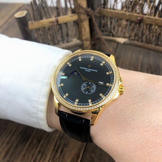 【 VACHERON CONSTANTIN 】江诗丹顿 贵族的艺术品!搭配进口机芯(0返修)台湾厂进口316精钢塑造!字面采用3D油压鱼鳞纹技术,立体感十足,搭配意大利进口小牛皮!耗时6个月打造壳身 堪称完美无缺,尺寸41mm。耐磨防刮蓝宝石双卜玻璃!超强防水50米!江诗丹顿历经风雨一直以来都是销量冠军,独特而奢华的设计风格广受好评,是成功魅力人士的首选,怒荐! 【 VACHERON CONSTANTIN 】江诗丹顿 贵族的艺术品!搭配进口机芯(0返修)台湾厂进口316精钢塑造!字面采用3D油压鱼鳞纹技术,立体感十足,搭配意大利进口小牛皮!耗时6个月打造壳身 堪称完美无缺,尺寸41mm。耐磨防刮蓝宝石双卜玻璃!超强防水50米!江诗丹顿历经风雨一直以来都是销量冠军,独特而奢华的设计风格广受好评,是成功魅力人士的首选,怒荐!