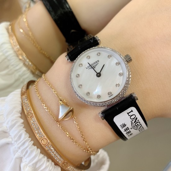 实拍 LONGINES【浪琴】新款女士腕表小巧精致,以钻石装饰、搭配色彩鲜明鳄鱼皮表带,优雅藏在细节里,时尚高雅的来凸显个人风格,优雅地停留在手腕,纯钢表壳,瑞士机芯,蓝宝石镜面, 实拍 LONGINES【浪琴】新款女士腕表小巧精致,以钻石装饰、搭配色彩鲜明鳄鱼皮表带,优雅藏在细节里,时尚高雅的来凸显个人风格,优雅地停留在手腕,纯钢表壳,瑞士机芯,蓝宝石镜面,