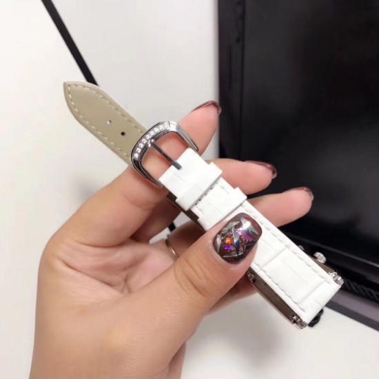 法兰克穆勒-Franck muller- 全新款升级版长岛系列 女士腕表 进口石英机芯 316L精钢表壳 真牛皮表带 本款腕表备受时尚女性喜爱,在不同的场合映耀着她们各自的独特个性与迷人风华 法兰克穆勒-Franck muller- 全新款升级版长岛系列 女士腕表 进口石英机芯 316L精钢表壳 真牛皮表带 本款腕表备受时尚女性喜爱,在不同的场合映耀着她们各自的独特个性与迷人风华