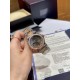 《YF出品》萧邦Happy Diamonds系列在女士腕表当中非常具有标志性,这款腕表拥有36和30毫米的腕表直径,对于大部分女士来说这个尺寸刚刚好。极具标志性的表壳设计搭配银色表盘,盘面上转动的钻石是萧邦Happy Diamonds最大的亮点设计所在。腕表搭载了自动上链机芯,能够为腕表提供42个小时的动力储存。。。YF臻品(2021新鲜上市):萧邦HAPPY DIAMONDS系列274893-5003腕表(精钢-玫瑰金-白色贝壳表盘,7颗彩色活动钻石,2892-2全自动机械,36毫米) 《YF出品》萧邦Happy Diamonds系列在女士腕表当中非常具有标志性,这款腕表拥有36和30毫米的腕表直径,对于大部分女士来说这个尺寸刚刚好。极具标志性的表壳设计搭配银色表盘,盘面上转动的钻石是萧邦Happy Diamonds最大的亮点设计所在。腕表搭载了自动上链机芯,能够为腕表提供42个小时的动力储存。。。YF臻品(2021新鲜上市):萧邦HAPPY DIAMONDS系列274893-5003腕表(精钢-玫瑰金-白色贝壳表盘,7颗彩色活动钻石,2892-2全自动机械,36毫米)