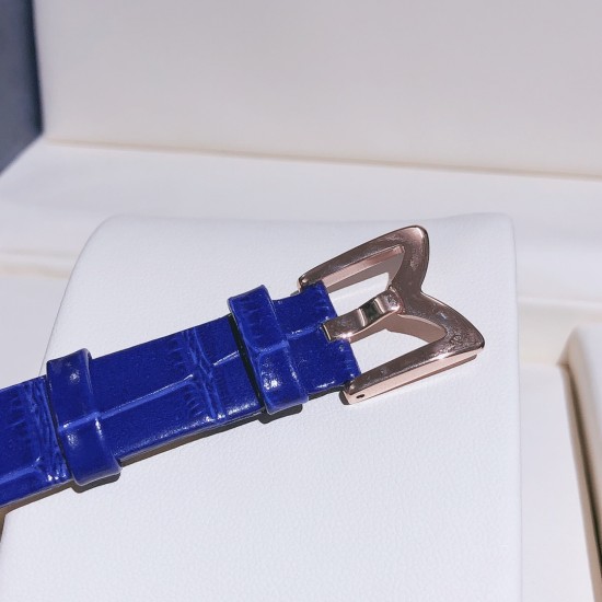 实拍 萧邦-Chopard❥ Precious Chopard系列❥瑞士石英机芯❥蓝宝石玻璃镜面❥表壳直径约36mm 厚度约8mm❥今年以“舞会”为主题,推出Precious Chopard系列高级珠宝与珠宝表新作。以钻石和多种彩色贵重宝石为Precious Chopard系列珠宝装饰出华丽的外衣,由最出色的珠宝师以卓绝工艺精心制作,散发出盛大晚会的恢宏气势。 实拍 萧邦-Chopard❥ Precious Chopard系列❥瑞士石英机芯❥蓝宝石玻璃镜面❥表壳直径约36mm 厚度约8mm❥今年以“舞会”为主题,推出Precious Chopard系列高级珠宝与珠宝表新作。以钻石和多种彩色贵重宝石为Precious Chopard系列珠宝装饰出华丽的外衣,由最出色的珠宝师以卓绝工艺精心制作,散发出盛大晚会的恢宏气势。