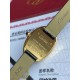 卡地亚浴缸系列卡家又一经典之作浴缸系列。实物拿到手的时候大吃一惊,颜值高 !椭圆外型的感觉正是典雅欧风浴缸形状,这也太好看了吧!相比蓝气球段位要高出不少一会儿观摩下公价便知主要是因为通体包真金……Baignoire浴缸系列腕表,小号表款,石英机芯。精钢包18K黄金表壳。包18K黄金圆珠形表冠,镶嵌一颗凸圆形蓝宝石。镀银表盘,剑形蓝钢指针,蓝宝石水晶镜面。灰褐色鳄鱼皮表带,包18K黄金针扣式表扣。表壳尺寸:32x26毫米厚度:8毫米防水深度3巴(约30米)生活防水 卡地亚浴缸系列卡家又一经典之作浴缸系列。实物拿到手的时候大吃一惊,颜值高 !椭圆外型的感觉正是典雅欧风浴缸形状,这也太好看了吧!相比蓝气球段位要高出不少一会儿观摩下公价便知主要是因为通体包真金……Baignoire浴缸系列腕表,小号表款,石英机芯。精钢包18K黄金表壳。包18K黄金圆珠形表冠,镶嵌一颗凸圆形蓝宝石。镀银表盘,剑形蓝钢指针,蓝宝石水晶镜面。灰褐色鳄鱼皮表带,包18K黄金针扣式表扣。表壳尺寸:32x26毫米厚度:8毫米防水深度3巴(约30米)生活防水