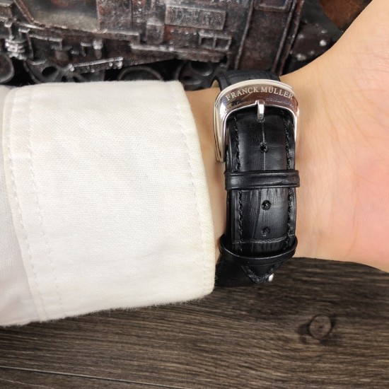 法兰克 穆勒Franck Muller 全新满天星系列⚓️搭载进口日本西铁城机械机芯⚙️意大利双面小牛皮原装针扣酒桶形拱桥状精钢表壳⚫️手工全镶嵌施华洛水晶钻 高贵霸气尺寸43*55mm高尚的艺术 精湛的工艺 一经发布 无不轰动 法兰克 穆勒Franck Muller 全新满天星系列⚓️搭载进口日本西铁城机械机芯⚙️意大利双面小牛皮原装针扣酒桶形拱桥状精钢表壳⚫️手工全镶嵌施华洛水晶钻 高贵霸气尺寸43*55mm高尚的艺术 精湛的工艺 一经发布 无不轰动