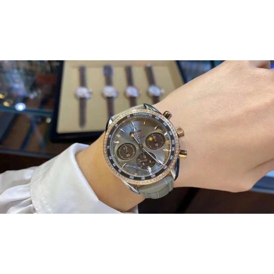 时光淙淙,细品每一刻芳香醇厚。欧米茄超霸系列38mm“卡布奇诺”有着双色的表盘配色,3个椭圆形小表盘的设计也令人眼前一亮。316精钢表壳福独特和欧米茄独特的Sedna️18K金搭配,整个表壳外圈镶钻,显得璀璨耀眼,匠具独心的双重表圈设计将钻石的闪亮光泽与超霸原型表款的运动精神完美融合,简直太显精致时髦感了!如此传奇的它颜值真的超能打,此款配色真的很治愈,不仅颜色百搭,完全不挑肤色! 时光淙淙,细品每一刻芳香醇厚。欧米茄超霸系列38mm“卡布奇诺”有着双色的表盘配色,3个椭圆形小表盘的设计也令人眼前一亮。316精钢表壳福独特和欧米茄独特的Sedna️18K金搭配,整个表壳外圈镶钻,显得璀璨耀眼,匠具独心的双重表圈设计将钻石的闪亮光泽与超霸原型表款的运动精神完美融合,简直太显精致时髦感了!如此传奇的它颜值真的超能打,此款配色真的很治愈,不仅颜色百搭,完全不挑肤色!