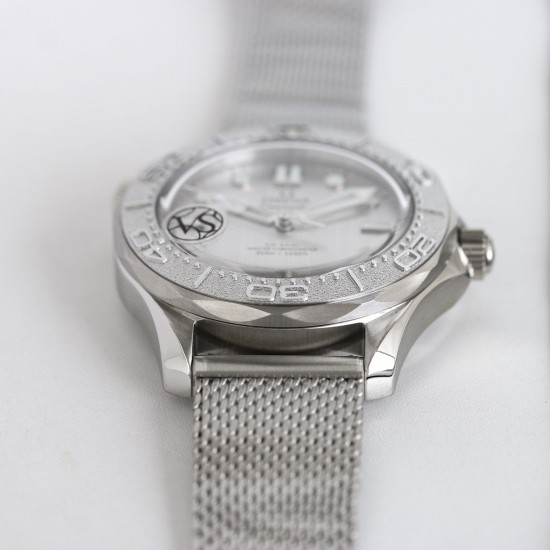 【 OMEGA 欧米茄 007-Seamaster Diver 300M 】推出新款海马300米无历型号!▪️圈口对标正品为铝圈,圈口刻度带冰蓝夜光效果。精磨网带,头粒与原版一致!细节到位!▪️表壳采用904精钢材质,抛光闪耀,坚固耐磨、不易氧化,长久佩戴依旧光采如新!▪️ 手工精磨水晶蓝宝石锅盖玻璃,闪亮耐刮,非普通玻璃镀膜!▪️独家定制8806双T机芯,功能与原版一致,超长72小时动能!更稳定!▪️ 下单即送胶带带扣子一副!限量发售,詹姆斯•邦德明星同款! 【 OMEGA 欧米茄 007-Seamaster Diver 300M 】推出新款海马300米无历型号!▪️圈口对标正品为铝圈,圈口刻度带冰蓝夜光效果。精磨网带,头粒与原版一致!细节到位!▪️表壳采用904精钢材质,抛光闪耀,坚固耐磨、不易氧化,长久佩戴依旧光采如新!▪️ 手工精磨水晶蓝宝石锅盖玻璃,闪亮耐刮,非普通玻璃镀膜!▪️独家定制8806双T机芯,功能与原版一致,超长72小时动能!更稳定!▪️ 下单即送胶带带扣子一副!限量发售,詹姆斯•邦德明星同款!
