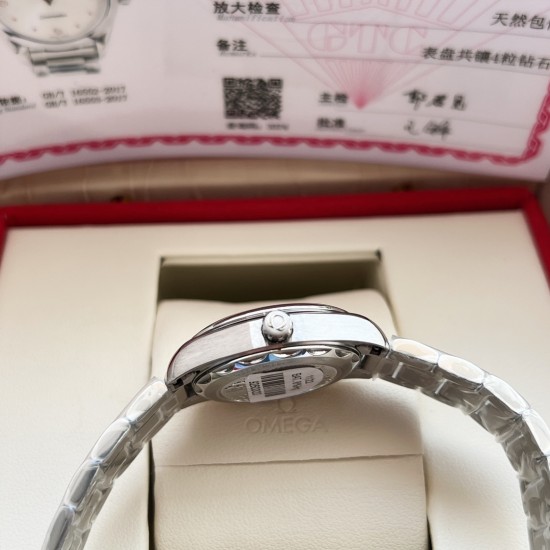 官网爆款来袭,挑战完美精致,《真钻真芯》欧米茄海马系列Aqua Terra女士腕表环镶璀璨美钻,诠释精致迷人风范。这款精钢腕表采用对称设计28毫米表径,非常秀气、精美绝伦!配备有光泽的母贝表盘,12枚钻石刻度贴镶于镀铑托槽之上。指针亦经过镀铑处理,表背于波纹背景之上浮雕欧米茄海马徽章图案。腕表搭配精钢表链,内部搭载欧米茄4061机芯,带GTC证书出货! 官网爆款来袭,挑战完美精致,《真钻真芯》欧米茄海马系列Aqua Terra女士腕表环镶璀璨美钻,诠释精致迷人风范。这款精钢腕表采用对称设计28毫米表径,非常秀气、精美绝伦!配备有光泽的母贝表盘,12枚钻石刻度贴镶于镀铑托槽之上。指针亦经过镀铑处理,表背于波纹背景之上浮雕欧米茄海马徽章图案。腕表搭配精钢表链,内部搭载欧米茄4061机芯,带GTC证书出货!