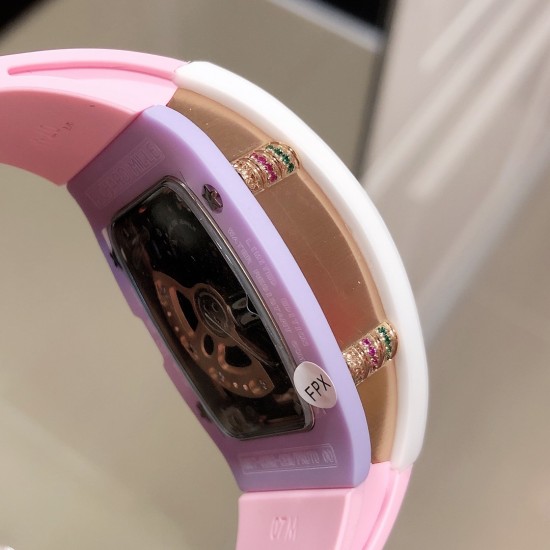 实拍 理查德米勒 RichardMille 糖果棉花糖 最新爆款 bon bon系列最稀有的作品!克服传统工艺打破模式!钟表最受尊敬的技术之一。不是所有人的嫁妆,棉花糖运动曲线和颜色,它们是诱人的。有了理查德米勒,实现了把棉花糖戴在你的手腕上!白色陶瓷加上黄粉绿搪瓷表盘,RM-07柔和的颜色创造了一个组合...甜蜜!糖果店的一次旅行,一个让人难以置信的艺术品。你会戴上它吗? 实拍 理查德米勒 RichardMille 糖果棉花糖 最新爆款 bon bon系列最稀有的作品!克服传统工艺打破模式!钟表最受尊敬的技术之一。不是所有人的嫁妆,棉花糖运动曲线和颜色,它们是诱人的。有了理查德米勒,实现了把棉花糖戴在你的手腕上!白色陶瓷加上黄粉绿搪瓷表盘,RM-07柔和的颜色创造了一个组合...甜蜜!糖果店的一次旅行,一个让人难以置信的艺术品。你会戴上它吗?