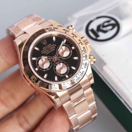 顶级做工KS出品:劳力士 恒动宇宙计时型迪通拿 【尺寸】40MM【表镜】抗刮损蓝水晶玻璃 防反光凸透式放大日历窗【表壳】上链表冠,旋入式三扣锁三重防水系统【机芯】采用7750机芯,高效精准稳定【表带】腕表搭配折叠式表扣,且表扣具有微调装置,可以调到非常的贴合手腕 折叠扣 超强夜光 防水大于100米 顶级做工KS出品:劳力士 恒动宇宙计时型迪通拿 【尺寸】40MM【表镜】抗刮损蓝水晶玻璃 防反光凸透式放大日历窗【表壳】上链表冠,旋入式三扣锁三重防水系统【机芯】采用7750机芯,高效精准稳定【表带】腕表搭配折叠式表扣,且表扣具有微调装置,可以调到非常的贴合手腕 折叠扣 超强夜光 防水大于100米