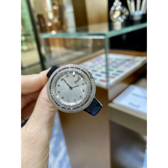 全网女生听我的!买它…❤️。 伯爵“时来运转”顶级奢侈品入门款精致的 29mm尺寸大小!第一眼看到它的时候我一眼就中,首先是外观设计足够百搭,➕上外层一圈可来回转动 很有寓意、一起“转动,遇见非凡”。上手很秀气,彩色鳄鱼皮可轻松拆卸 看上去就高端,机芯采用瑞士进口石英机芯,螺旋式表圈316L精钢打磨抛光 表面光亮如镜、表盘内圈钻石刻度 11颗⭕️圆形美钻(约0.07克拉)外圈一颗圆形美钻(约0.05克拉) 全网女生听我的!买它…❤️。 伯爵“时来运转”顶级奢侈品入门款精致的 29mm尺寸大小!第一眼看到它的时候我一眼就中,首先是外观设计足够百搭,➕上外层一圈可来回转动 很有寓意、一起“转动,遇见非凡”。上手很秀气,彩色鳄鱼皮可轻松拆卸 看上去就高端,机芯采用瑞士进口石英机芯,螺旋式表圈316L精钢打磨抛光 表面光亮如镜、表盘内圈钻石刻度 11颗⭕️圆形美钻(约0.07克拉)外圈一颗圆形美钻(约0.05克拉)