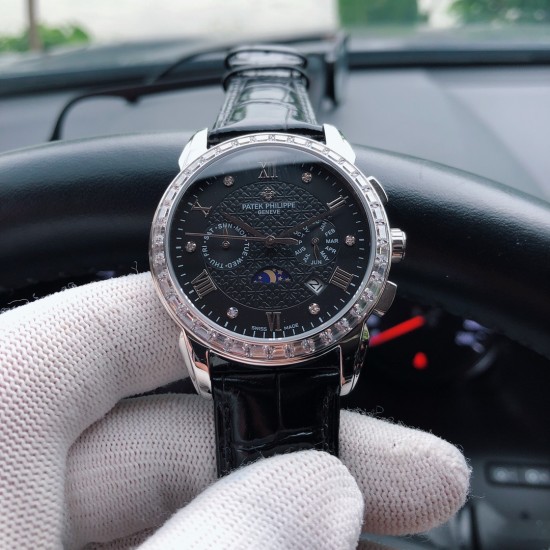 百达翡丽 Patek Philippe 搭配进口9100多功能机芯(0返修)功能(24小时,星期,星辰,月份)进口316精钢!搭配意大利进口小牛皮!原装折叠扣!尺寸42mm。耐磨防刮蓝宝石玻璃!超强防水50米!简约而不简单!你永远无法拥有一块百达翡丽,你只是在替你的后代保管他. ( 慎重承诺 : 产品实物光泽手感更佳精湛 字盘刻度栩栩如生 壳套工艺都是宗师级别轻身检验 加上新时代机器高技锻造 上手震撼尊贵非凡。你值得拥有! 三杰精致推荐男士多功能机械腕表 SJ为你精心挑选超真实实物图拍摄 百达翡丽 Patek Philippe 搭配进口9100多功能机芯(0返修)功能(24小时,星期,星辰,月份)进口316精钢!搭配意大利进口小牛皮!原装折叠扣!尺寸42mm。耐磨防刮蓝宝石玻璃!超强防水50米!简约而不简单!你永远无法拥有一块百达翡丽,你只是在替你的后代保管他. ( 慎重承诺 : 产品实物光泽手感更佳精湛 字盘刻度栩栩如生 壳套工艺都是宗师级别轻身检验 加上新时代机器高技锻造 上手震撼尊贵非凡。你值得拥有! 三杰精致推荐男士多功能机械腕表 SJ为你精心挑选超真实实物图拍摄