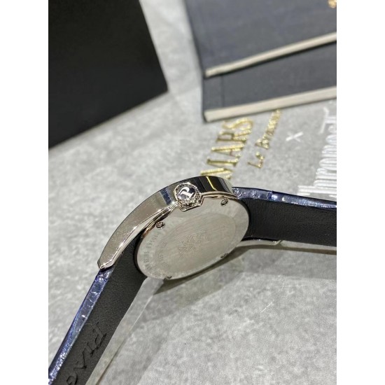 RF厂伯爵新款小号26mm。Limelight Gala系列的女性钻石手表是绝对诱惑的标志,表盘独特的6与9的造型,混合艺术,设计和珠宝,他们赞扬充满活力和大胆女性气质。在伯爵的眼里,每一位演绎人生故事的女主角,都注定拥有出众魅力!别出心裁,不断进阶超越。尺寸26mm 机芯:瑞士朗达机芯 玻璃:蓝宝石镜面 皮带:美洲鳄鱼皮 RF厂伯爵新款小号26mm。Limelight Gala系列的女性钻石手表是绝对诱惑的标志,表盘独特的6与9的造型,混合艺术,设计和珠宝,他们赞扬充满活力和大胆女性气质。在伯爵的眼里,每一位演绎人生故事的女主角,都注定拥有出众魅力!别出心裁,不断进阶超越。尺寸26mm 机芯:瑞士朗达机芯 玻璃:蓝宝石镜面 皮带:美洲鳄鱼皮