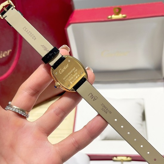 Baignoire de Cartier W:25mm L:32mmBaignoire de Cartier 卡地亚Baignoire1920#浴缸1920系列,进口瑞士石英机芯。316L精钢表壳表扣。整体5A莫桑石镶嵌,淬火钢蓝指针,拱形水晶镜面。表壳尺寸:宽度25mm长度32mm Baignoire de Cartier W:25mm L:32mmBaignoire de Cartier 卡地亚Baignoire1920#浴缸1920系列,进口瑞士石英机芯。316L精钢表壳表扣。整体5A莫桑石镶嵌,淬火钢蓝指针,拱形水晶镜面。表壳尺寸:宽度25mm长度32mm