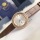 实拍 伯爵-PIAGET 女士腕表 瑞士石英机芯 316L精钢表壳 真牛皮表带 尺寸34*8mm 蓝宝石玻璃镜面 简约的设计,大胆而多彩的配色,以及旋转表圈是伯爵品牌 Possession腕表的特质所在。通过品牌制表师们天马星空的创意,将各个亮色的表带与贵金属、钻石、精钢材质相融,通过圆形盘面的演绎,令全新的 Possession腕表越发闪耀夺目,给人眼前一亮之感。 实拍 伯爵-PIAGET 女士腕表 瑞士石英机芯 316L精钢表壳 真牛皮表带 尺寸34*8mm 蓝宝石玻璃镜面 简约的设计,大胆而多彩的配色,以及旋转表圈是伯爵品牌 Possession腕表的特质所在。通过品牌制表师们天马星空的创意,将各个亮色的表带与贵金属、钻石、精钢材质相融,通过圆形盘面的演绎,令全新的 Possession腕表越发闪耀夺目,给人眼前一亮之感。
