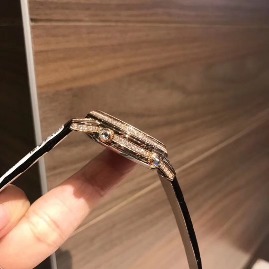 实拍 积家约会系列月相腕表延续了约会系列的独特美学,以珍珠母贝打造一轮皎洁明月,伴以钻石镶饰的璀璨星光,衬于深邃的蓝天表盘之上,可谓“晃所有人的眼,露自己的脸”,将女士的优雅浪漫萦绕腕间,俘获了芳心无数。进口石英机芯,蓝宝石镜面,原装折叠扣,表盘宽34mm,厚9mm。 实拍 积家约会系列月相腕表延续了约会系列的独特美学,以珍珠母贝打造一轮皎洁明月,伴以钻石镶饰的璀璨星光,衬于深邃的蓝天表盘之上,可谓“晃所有人的眼,露自己的脸”,将女士的优雅浪漫萦绕腕间,俘获了芳心无数。进口石英机芯,蓝宝石镜面,原装折叠扣,表盘宽34mm,厚9mm。