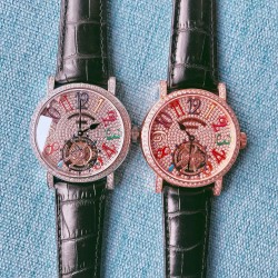 实拍 新品上市 法兰克穆勒 FRANCK MULLER  完美无瑕的设计，FM陀飞轮腕表震撼上市。腕表采用镂空式布局设计。机芯全貌一目了然，将复杂和神秘的陀飞轮装置完美显现。【重点介绍】采用精准稳定的海鸥陀飞轮手动机芯。丰满的机械感，。不仅将陀飞轮的机械美体现恰当，更是将她的神秘一览无遗的完美展示。【精彩细节】360度无死角镜面抛光，完美表达陀飞轮腕表高端大方的气质。意大利小牛皮表带，材质柔软，佩戴透气舒适，完美还原正品感觉。TW出品FM---GIGA陀飞轮，给您带来不一样的奢华体验！