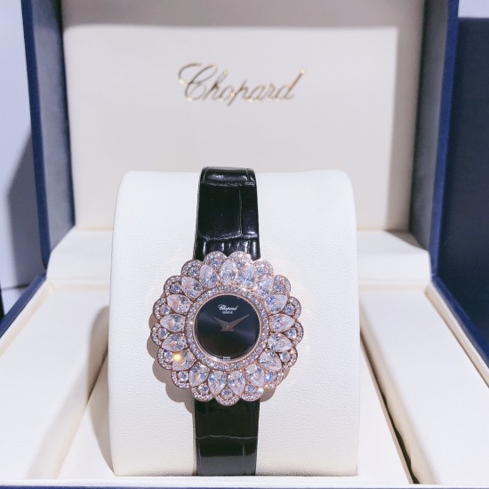 实拍 萧邦-Chopard❥ Precious Chopard系列❥瑞士石英机芯❥蓝宝石玻璃镜面❥表壳直径约36mm 厚度约8mm❥今年以“舞会”为主题,推出Precious Chopard系列高级珠宝与珠宝表新作。以钻石和多种彩色贵重宝石为Precious Chopard系列珠宝装饰出华丽的外衣,由最出色的珠宝师以卓绝工艺精心制作,散发出盛大晚会的恢宏气势。 实拍 萧邦-Chopard❥ Precious Chopard系列❥瑞士石英机芯❥蓝宝石玻璃镜面❥表壳直径约36mm 厚度约8mm❥今年以“舞会”为主题,推出Precious Chopard系列高级珠宝与珠宝表新作。以钻石和多种彩色贵重宝石为Precious Chopard系列珠宝装饰出华丽的外衣,由最出色的珠宝师以卓绝工艺精心制作,散发出盛大晚会的恢宏气势。