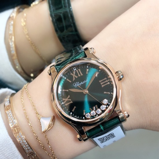 实拍 原单工厂品质 【欧洲版本全球限量款】【30mm】萧邦HAPPYDIAMONDS系列,翡翠绿来啦!都说男戴万国女戴萧邦 有金(进)有钻(赚)寓意也很好。表盘内的钻石滚珠可自由滑行转动,5钻时来运转 财运滚滚。绿色美洲鳄鱼皮 这个绿色简直不要太好看了 表盘30mm大小 一种半钢半金,一种全玫瑰金,蓝宝石三层玻璃镜面,自动上链机械机芯。 实拍 原单工厂品质 【欧洲版本全球限量款】【30mm】萧邦HAPPYDIAMONDS系列,翡翠绿来啦!都说男戴万国女戴萧邦 有金(进)有钻(赚)寓意也很好。表盘内的钻石滚珠可自由滑行转动,5钻时来运转 财运滚滚。绿色美洲鳄鱼皮 这个绿色简直不要太好看了 表盘30mm大小 一种半钢半金,一种全玫瑰金,蓝宝石三层玻璃镜面,自动上链机械机芯。