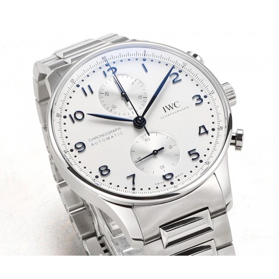 V6S新品,IWC万国表为其经典全新葡萄牙系列计时腕表推出首款精钢表链款式。IWC万国表首次为这款经典时计系列腕表配备精钢表链,令IWC万国表葡萄牙系列计时腕表更添几分灵活随性。表链经过抛光与拉丝工艺修饰,精密入微,优美雅致;蝴蝶式折叠表扣赋予其符合人体工学的贴心设计,细腻贴合手腕,佩戴无比舒适。配备精钢表链的全新表款采用精钢表壳,腕表内部搭载IWC万国表自制69355型计时机芯,坚固而精准,采用经典导柱轮设计,透过蓝宝石玻璃表背可纵览机芯风采。高效双向棘爪上链系统提供46小时动力储备。 V6S新品,IWC万国表为其经典全新葡萄牙系列计时腕表推出首款精钢表链款式。IWC万国表首次为这款经典时计系列腕表配备精钢表链,令IWC万国表葡萄牙系列计时腕表更添几分灵活随性。表链经过抛光与拉丝工艺修饰,精密入微,优美雅致;蝴蝶式折叠表扣赋予其符合人体工学的贴心设计,细腻贴合手腕,佩戴无比舒适。配备精钢表链的全新表款采用精钢表壳,腕表内部搭载IWC万国表自制69355型计时机芯,坚固而精准,采用经典导柱轮设计,透过蓝宝石玻璃表背可纵览机芯风采。高效双向棘爪上链系统提供46小时动力储备。