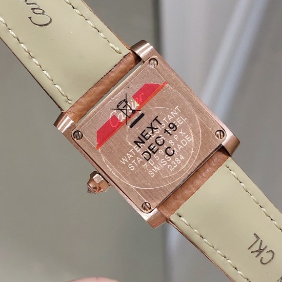 实拍卡地亚-CARTIER2020最新卡地亚法国坦克Cartier Tank Franaise系列,一款百搭性价比又高的手表 搭配全新专柜欧版风格定制的原厂表带,进口瑞士石英机芯。八角形表冠,镶嵌一颗凸圆形合成尖晶石,剑形蓝钢指针,蓝宝石水晶镜面,采用与原装一致的实心内罩,尺寸:25 x 20mm。佩戴舒适柔软服帖,上手显得高贵又典雅,很气质很女人独家货源。 实拍卡地亚-CARTIER2020最新卡地亚法国坦克Cartier Tank Franaise系列,一款百搭性价比又高的手表 搭配全新专柜欧版风格定制的原厂表带,进口瑞士石英机芯。八角形表冠,镶嵌一颗凸圆形合成尖晶石,剑形蓝钢指针,蓝宝石水晶镜面,采用与原装一致的实心内罩,尺寸:25 x 20mm。佩戴舒适柔软服帖,上手显得高贵又典雅,很气质很女人独家货源。