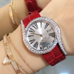 实拍 中国红 伯爵 全新Piaget Lime light系列腕表，以其独特的造型，引领着时尚界的风潮，更是邀请到国际巨星巩俐倾情代言，必将成为伯爵品牌全新的识别69式印，瑞士石英32mm 白金电镀 认准独家实拍细节品质！