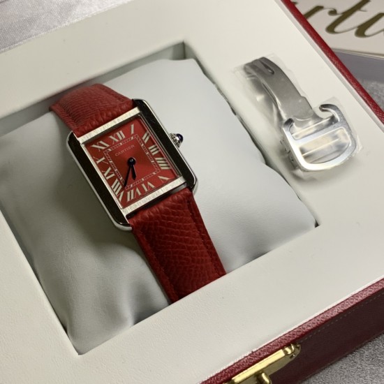 实拍最新版配色中国红 卡地亚超薄坦克Cartier Tank Solo系列,一款百搭 性价比又高的手表 采用瑞士石英机芯,圆珠形表冠,镶嵌一颗凸圆形合成尖晶石,镀银珠光表盘,罗马数字时标,剑形蓝钢指针,蓝宝石水晶镜面,可搭配进口鳄鱼纹牛皮表带,另有多种颜色荔枝纹原版皮为你打造个性化腕间配饰,直径:小号2431mm,中号2734mm。佩戴舒适柔软服帖,上手显得高贵又典雅,很气质很女人独家货源。「认准细节,欢迎质量对比」 实拍最新版配色中国红 卡地亚超薄坦克Cartier Tank Solo系列,一款百搭 性价比又高的手表 采用瑞士石英机芯,圆珠形表冠,镶嵌一颗凸圆形合成尖晶石,镀银珠光表盘,罗马数字时标,剑形蓝钢指针,蓝宝石水晶镜面,可搭配进口鳄鱼纹牛皮表带,另有多种颜色荔枝纹原版皮为你打造个性化腕间配饰,直径:小号2431mm,中号2734mm。佩戴舒适柔软服帖,上手显得高贵又典雅,很气质很女人独家货源。「认准细节,欢迎质量对比」
