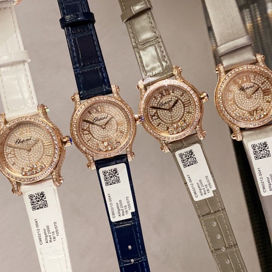 实拍 为你带来快乐——推出萧邦chopard Happy Sport满钻腕表!①卓越时计源于精湛工艺,双层蓝宝水晶玻璃之间,7颗施华洛世奇快乐彩钻活灵活现,完美诠释原装的韵味和感觉,镶满钻的表壳比例匀称,做工精湛,颗颗美钻饱满挺拔。②字面为了追求完美,耗时耗力,每一个刻度和英文logo都经过多次的独立开模,耗费多套模板,为你带来最接近原装的字面效果!③机芯采用进口石英机芯走时精准,④表带方面,为追求极致以及每一位客户的体验感,不惜成本采用牛皮皮表带,为你带来最高的体验手感制表技艺和宝石镶嵌完美融合! 实拍 为你带来快乐——推出萧邦chopard Happy Sport满钻腕表!①卓越时计源于精湛工艺,双层蓝宝水晶玻璃之间,7颗施华洛世奇快乐彩钻活灵活现,完美诠释原装的韵味和感觉,镶满钻的表壳比例匀称,做工精湛,颗颗美钻饱满挺拔。②字面为了追求完美,耗时耗力,每一个刻度和英文logo都经过多次的独立开模,耗费多套模板,为你带来最接近原装的字面效果!③机芯采用进口石英机芯走时精准,④表带方面,为追求极致以及每一位客户的体验感,不惜成本采用牛皮皮表带,为你带来最高的体验手感制表技艺和宝石镶嵌完美融合!