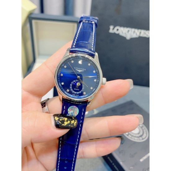 【赵丽颖同款】Longines浪琴 名匠系列女士腕表。全新浪琴名匠月相腕表系列。 诠释女性高贵典雅。精钢表壳直径:34毫米尺寸。官方一致6字位月相1-31日期显示功能。进口石英机芯。三码合一。采用进口头层牛皮、原装蝴蝶扣。珍珠母贝表盘在女表中是运用较多的元素,浪琴为其搭配了12颗钻石时标,将女性魅力发挥到极致。盘面6点钟位置的小表盘显示月相和日期,兼顾实用性和浪漫感,精巧别致。字表盘扫描打版,颜色、“麦粒”格纹深浅、内影字体大小粗细与正品完全一致。 【赵丽颖同款】Longines浪琴 名匠系列女士腕表。全新浪琴名匠月相腕表系列。 诠释女性高贵典雅。精钢表壳直径:34毫米尺寸。官方一致6字位月相1-31日期显示功能。进口石英机芯。三码合一。采用进口头层牛皮、原装蝴蝶扣。珍珠母贝表盘在女表中是运用较多的元素,浪琴为其搭配了12颗钻石时标,将女性魅力发挥到极致。盘面6点钟位置的小表盘显示月相和日期,兼顾实用性和浪漫感,精巧别致。字表盘扫描打版,颜色、“麦粒”格纹深浅、内影字体大小粗细与正品完全一致。