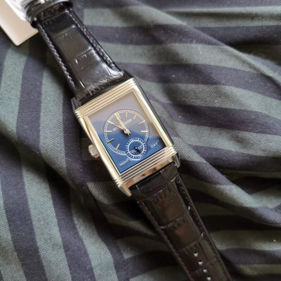 实拍 MG荣誉出品 业内首次突破一机双面双时区!帅到掉渣!积家 Reverso Tribute双面双时区翻转腕表 简洁的小三针正面素雅、温和,规整的反面拥有昼夜显示以及第二时区显示功能,佩戴者仅需一个翻转的瞬间,第二表盘的秘密便尽数呈现。腕表中有两种“面容”呈现,可以迎合佩戴者身处的场景、穿搭以及变换的喜好,既具备耐看的潜质,又可以随时随地更改“容颜”,令人沉迷。机芯:854A/2(百万级研发 手动机械 一机双面双时区)尺寸:49*29mm表带:意大利小牛皮 实拍 MG荣誉出品 业内首次突破一机双面双时区!帅到掉渣!积家 Reverso Tribute双面双时区翻转腕表 简洁的小三针正面素雅、温和,规整的反面拥有昼夜显示以及第二时区显示功能,佩戴者仅需一个翻转的瞬间,第二表盘的秘密便尽数呈现。腕表中有两种“面容”呈现,可以迎合佩戴者身处的场景、穿搭以及变换的喜好,既具备耐看的潜质,又可以随时随地更改“容颜”,令人沉迷。机芯:854A/2(百万级研发 手动机械 一机双面双时区)尺寸:49*29mm表带:意大利小牛皮