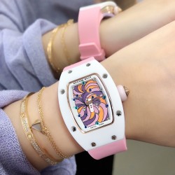 实拍 最新理查珐琅棉花糖理查德米勒 RichardMille 珐琅棉花糖 最新爆款 bon bon系列最稀有的作品！克服传统工艺打破模式！钟表最受尊敬的技术之一。不是所有人的嫁妆，棉花糖运动曲线和颜色，它们是诱人的。有了理查德米勒，实现了把棉花糖戴在你的手腕上！白色陶瓷加上黄粉绿搪瓷表盘，RM-07柔和的颜色创造了一个组合...甜蜜！糖果店的一次旅行，一个让人难以置信的艺术品。你会戴上它吗？