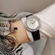 伯爵-PIAGET 全新高级珠宝系列,18K白金.玫瑰金,镶饰24颗马眼型切割美钻(约3.84克拉)是高级珠宝制作的一大挑战;钻石散发的耀眼光芒,皮带采用轻柔的缎面材质,与钻石造型形成优雅对比。原装尺寸31X7.8mm. 伯爵-PIAGET 全新高级珠宝系列,18K白金.玫瑰金,镶饰24颗马眼型切割美钻(约3.84克拉)是高级珠宝制作的一大挑战;钻石散发的耀眼光芒,皮带采用轻柔的缎面材质,与钻石造型形成优雅对比。原装尺寸31X7.8mm.