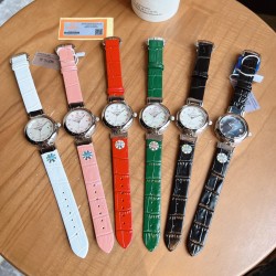 欧米茄 OMEGA LADYMATIC 【妮可基德曼女神的拥护者】备受瞩目的鸟巢系列新品腕表。316L精钢材质，采用精巧绝伦贝壳表盘面，搭配蓝宝石水晶镜面凸显效果美轮美奂，精细手工彰显不俗的质感，搭载进口石英机芯，进口小牛皮搭配原装表扣和全钢表带可供选择。女神必备珍品，你值得拥有！！尺寸34mm*10mm。