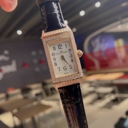 狠货来袭 积家 翻转满钻系列 牛皮台湾厂立体数字！三码合一 （搭配原装表扣凸出立体Logo ✅ ）质量杠杠！ 零0⃣️返修。深度防水。把头、后盖、于正品一致！壳套：珠宝镶钻表壳、316L精钢、深度防水！玻璃：采用蓝宝石水晶表镜表带：进口意大利牛皮 美洲鳄鱼皮表带尺寸：长度40.1mm宽度20mm机芯：瑞士进口机芯！搭配：保修卡  吊牌  底盖 三码合一编码：3356868