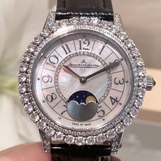 实拍 积家-Jaeger-LeCoultre DAZZLING RENDEZ- VOUS MOON约会系列月相珠宝腕表月之女神,是浪漫与柔美的象征,她掌管着大自然中的潮起潮落和季节更替,是艺术家与诗人们的灵感源泉,在温润莹亮的白色珍珠母贝映衬下,晶莹璀璨的钻石散发出夜空般的静谧之美,表圈镶嵌108颗 钻石,组成两个环绕表壳的同心圆。由36颗以爪镶工艺镶嵌的 钻石组成的外圈,为光芒闪耀的表圈营造出轻盈美妙的质感,尺寸36mm的精钢表壳搭配进口瑞士石英,采用蓝宝石水晶玻璃。 实拍 积家-Jaeger-LeCoultre DAZZLING RENDEZ- VOUS MOON约会系列月相珠宝腕表月之女神,是浪漫与柔美的象征,她掌管着大自然中的潮起潮落和季节更替,是艺术家与诗人们的灵感源泉,在温润莹亮的白色珍珠母贝映衬下,晶莹璀璨的钻石散发出夜空般的静谧之美,表圈镶嵌108颗 钻石,组成两个环绕表壳的同心圆。由36颗以爪镶工艺镶嵌的 钻石组成的外圈,为光芒闪耀的表圈营造出轻盈美妙的质感,尺寸36mm的精钢表壳搭配进口瑞士石英,采用蓝宝石水晶玻璃。