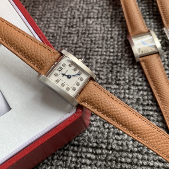 实拍 2020最新卡地亚法国坦克Cartier Tank Franaise系列,一款百搭 性价比又高的手表 搭配全新专柜欧版风格定制的原厂表带,进口瑞士石英机芯。八角形表冠,镶嵌一颗凸圆形合成尖晶石,剑形蓝钢指针,蓝宝石水晶镜面,采用与原装一致的实心内罩,尺寸:25 x 20mm。佩戴舒适柔软服帖,上手显得高贵又典雅,很气质很女人独家货源。 实拍 2020最新卡地亚法国坦克Cartier Tank Franaise系列,一款百搭 性价比又高的手表 搭配全新专柜欧版风格定制的原厂表带,进口瑞士石英机芯。八角形表冠,镶嵌一颗凸圆形合成尖晶石,剑形蓝钢指针,蓝宝石水晶镜面,采用与原装一致的实心内罩,尺寸:25 x 20mm。佩戴舒适柔软服帖,上手显得高贵又典雅,很气质很女人独家货源。