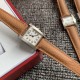 实拍 2020最新卡地亚法国坦克Cartier Tank Franaise系列,一款百搭 性价比又高的手表 搭配全新专柜欧版风格定制的原厂表带,进口瑞士石英机芯。八角形表冠,镶嵌一颗凸圆形合成尖晶石,剑形蓝钢指针,蓝宝石水晶镜面,采用与原装一致的实心内罩,尺寸:25 x 20mm。佩戴舒适柔软服帖,上手显得高贵又典雅,很气质很女人独家货源。 实拍 2020最新卡地亚法国坦克Cartier Tank Franaise系列,一款百搭 性价比又高的手表 搭配全新专柜欧版风格定制的原厂表带,进口瑞士石英机芯。八角形表冠,镶嵌一颗凸圆形合成尖晶石,剑形蓝钢指针,蓝宝石水晶镜面,采用与原装一致的实心内罩,尺寸:25 x 20mm。佩戴舒适柔软服帖,上手显得高贵又典雅,很气质很女人独家货源。