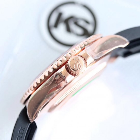 顶级做工KS出品：升级版劳力士金游艇Rolex yacht Master 116695SATS “糖豆”震撼来袭[色] 再度升级，糖豆彩钻版，集合上一代版本的优良做工，业内最顶尖的宝石工艺，同时全面升级基础不锈钢材质，使用真正的日本含镍不锈钢材料作为基础材料，模仿正品的永恒玫瑰金金钢技术，镀层更加持久耐用，耐腐蚀。装载2836、3135机芯，尺寸40mm。蓝光放大镜，超强夜光！现下单额外赠送胶带一副！