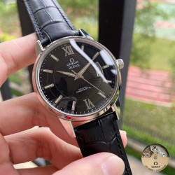 独家爆款 震撼上架 最具有“吸引力”的新品          绅士风格 “灵魂”之作高清实拍  真实展现【最新】：欧米茄简约新品独家首发【类型】：精品男士腕表【表带】：真牛皮表带【机芯】：高端全自动机械机芯【镜面】：矿物质强化玻璃（更高清）品味高雅 浩瀚大气 匠心独运 腕间瑰宝尺寸：直径41mm厚12mm热卖上市！欢迎转载！