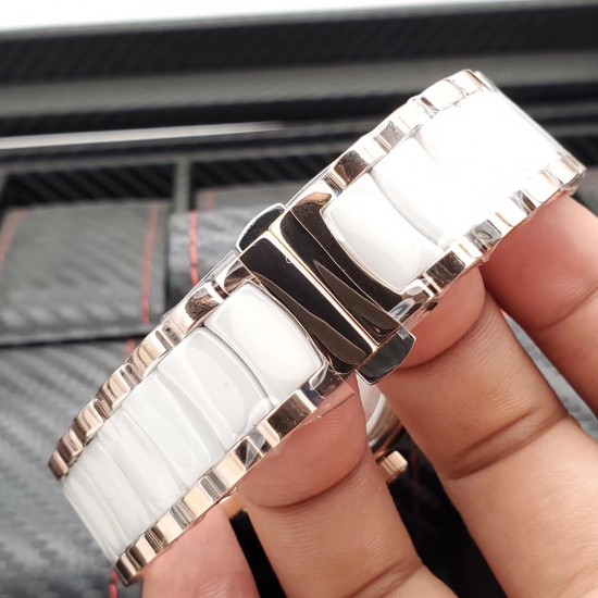 气质百搭推荐款欧米茄陶瓷女款 3110mm 耳位雕刻花纹图案 更显高贵气质 双拱形蓝宝石玻璃 搭配进口821A高精度机芯避免误差 加强防水性能 这个夏天更随心 气质百搭推荐款欧米茄陶瓷女款 3110mm 耳位雕刻花纹图案 更显高贵气质 双拱形蓝宝石玻璃 搭配进口821A高精度机芯避免误差 加强防水性能 这个夏天更随心