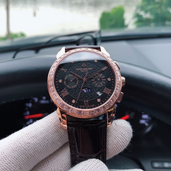 百达翡丽 Patek Philippe 搭配进口9100多功能机芯(0返修)功能(24小时,星期,星辰,月份)进口316精钢!搭配意大利进口小牛皮!原装折叠扣!尺寸42mm。耐磨防刮蓝宝石玻璃!超强防水50米!简约而不简单!你永远无法拥有一块百达翡丽,你只是在替你的后代保管他. ( 慎重承诺 : 产品实物光泽手感更佳精湛 字盘刻度栩栩如生 壳套工艺都是宗师级别轻身检验 加上新时代机器高技锻造 上手震撼尊贵非凡。你值得拥有! 三杰精致推荐男士多功能机械腕表 SJ为你精心挑选超真实实物图拍摄 百达翡丽 Patek Philippe 搭配进口9100多功能机芯(0返修)功能(24小时,星期,星辰,月份)进口316精钢!搭配意大利进口小牛皮!原装折叠扣!尺寸42mm。耐磨防刮蓝宝石玻璃!超强防水50米!简约而不简单!你永远无法拥有一块百达翡丽,你只是在替你的后代保管他. ( 慎重承诺 : 产品实物光泽手感更佳精湛 字盘刻度栩栩如生 壳套工艺都是宗师级别轻身检验 加上新时代机器高技锻造 上手震撼尊贵非凡。你值得拥有! 三杰精致推荐男士多功能机械腕表 SJ为你精心挑选超真实实物图拍摄