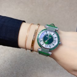 ★实拍 萧邦 CHOPARD IMPERIALE 系列腕表。独特风格带您走进一个新阶段并且成功塑造了崇尚自我表达和与众不同的生活化概念，316精钢材质，此表款全手工镶嵌施华洛世奇水晶钻，成为了美式奢侈生活风格的代表！进口石英机芯以及精细做工，佩戴贴手舒适，设计风格简约明朗。充满奢华璀璨的气息，光彩夺人、让你瞬间提升华丽的气质