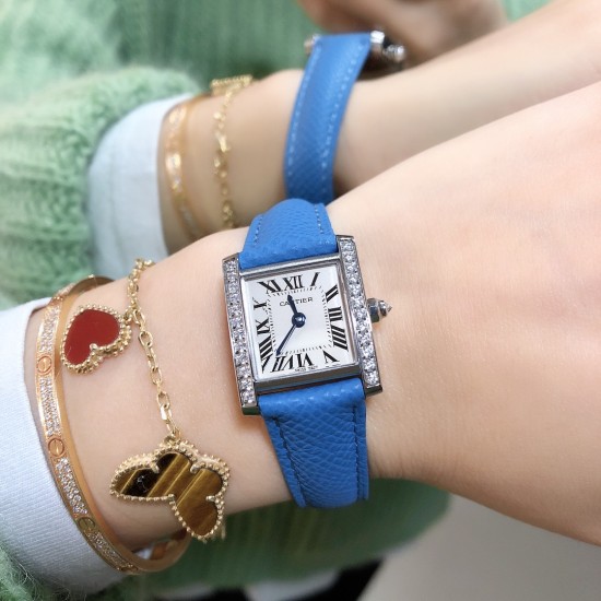 实拍卡地亚-CARTIER2020最新卡地亚法国坦克Cartier Tank Franaise系列,一款百搭性价比又高的手表 搭配全新专柜欧版风格定制的原厂表带,进口瑞士石英机芯。八角形表冠,镶嵌一颗凸圆形合成尖晶石,剑形蓝钢指针,蓝宝石水晶镜面,采用与原装一致的实心内罩,尺寸:25 x 20mm。佩戴舒适柔软服帖,上手显得高贵又典雅,很气质很女人独家货源。 实拍卡地亚-CARTIER2020最新卡地亚法国坦克Cartier Tank Franaise系列,一款百搭性价比又高的手表 搭配全新专柜欧版风格定制的原厂表带,进口瑞士石英机芯。八角形表冠,镶嵌一颗凸圆形合成尖晶石,剑形蓝钢指针,蓝宝石水晶镜面,采用与原装一致的实心内罩,尺寸:25 x 20mm。佩戴舒适柔软服帖,上手显得高贵又典雅,很气质很女人独家货源。