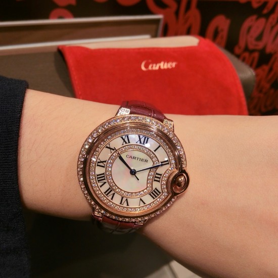 高品质, Ballon Bleu de Cartier卡地亚蓝气球腕表奢华系列,百搭尺寸36mm,简约又别具品味,搭配进口意大利鳄鱼纹小牛皮制作摒弃了现代盛行的繁复华丽的修饰,以简约重新诠释唯美,打造独家高品质,采用斯华洛水晶钻石制作出表盘 优雅精致高贵气质尽显无漏 高品质, Ballon Bleu de Cartier卡地亚蓝气球腕表奢华系列,百搭尺寸36mm,简约又别具品味,搭配进口意大利鳄鱼纹小牛皮制作摒弃了现代盛行的繁复华丽的修饰,以简约重新诠释唯美,打造独家高品质,采用斯华洛水晶钻石制作出表盘 优雅精致高贵气质尽显无漏