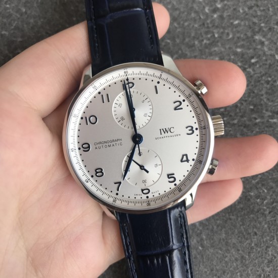 ZF扛鼎新作——IWC万国表葡萄牙系列IW371605腕表(2019年大改款葡计) 【精彩细节】1.精致背透,机芯可一览无余2.新版表扣设计更加舒适精妙3.定制版CAL.69355机芯,无理由实现原装所有功能【表壳】腕表尺寸41mmX13mm1.ZF早已烂熟于胸的万国打磨技艺,实力演绎IWC的原汁原味2.前后两片蓝宝石水晶玻璃,通透无比3.比例和版型经过多次校正,做到与正品一致贴合手腕清新俊逸 品貌非凡ZF出品 必属精品 ZF扛鼎新作——IWC万国表葡萄牙系列IW371605腕表(2019年大改款葡计) 【精彩细节】1.精致背透,机芯可一览无余2.新版表扣设计更加舒适精妙3.定制版CAL.69355机芯,无理由实现原装所有功能【表壳】腕表尺寸41mmX13mm1.ZF早已烂熟于胸的万国打磨技艺,实力演绎IWC的原汁原味2.前后两片蓝宝石水晶玻璃,通透无比3.比例和版型经过多次校正,做到与正品一致贴合手腕清新俊逸 品貌非凡ZF出品 必属精品