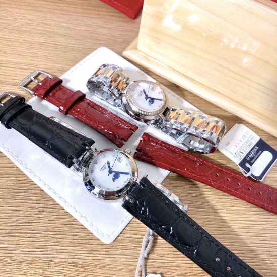 实拍 6月浪琴心月系列特惠促销促销期间下单赠送一条牛皮表带数量有限送完即止浪琴心月系列月相女士腕表,采用独家定制真月相(每月转一圈‼️正品一致)石英机芯,精钢圆形表壳,表径30.5mm,抗磨损合成双卜蓝宝石玻璃(数据同步正品)A级深海白色珍珠母贝字面,钻石刀CNC切割月相窗口,高档八角批花镐石钻丁刻度,蓝钢指针,精钢表链搭配原装三折式表扣。 实拍 6月浪琴心月系列特惠促销促销期间下单赠送一条牛皮表带数量有限送完即止浪琴心月系列月相女士腕表,采用独家定制真月相(每月转一圈‼️正品一致)石英机芯,精钢圆形表壳,表径30.5mm,抗磨损合成双卜蓝宝石玻璃(数据同步正品)A级深海白色珍珠母贝字面,钻石刀CNC切割月相窗口,高档八角批花镐石钻丁刻度,蓝钢指针,精钢表链搭配原装三折式表扣。