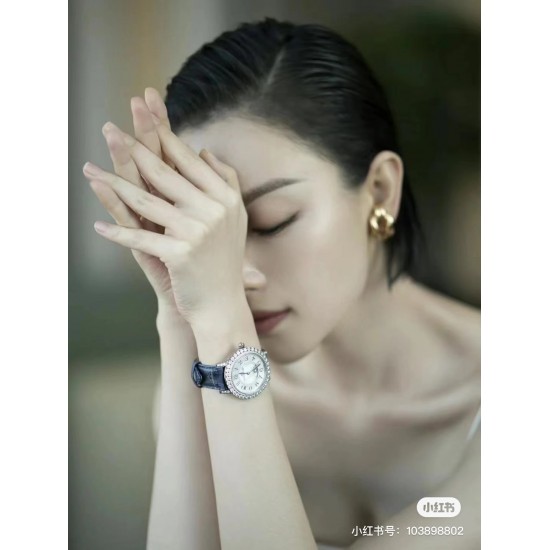 新春款,积家星空月相约会。积家月相约会系列型号:357843J 腕表浪漫登场,功能同步原装,与原装对版。 【机芯】采用优美达9015机芯改装925A/1,功能同步原装: 6点钟月相盘为一个月走一圈, 7点钟方向表壳按钮调节月相功能。【表壳】直径34mm,厚度8.8毫米。外观同原装精钢材质打造•表圈镶嵌了紧密排列的明亮式切割钻石。【表盘】扭索饰纹表盘,内表盘和谐对称的点缀了尺寸较小的美钻。【表镜】材质为蓝宝石水晶玻璃镜面高透清晰高透清晰。 【表带】意大利质感小牛皮。一切以实物说话 新春款,积家星空月相约会。积家月相约会系列型号:357843J 腕表浪漫登场,功能同步原装,与原装对版。 【机芯】采用优美达9015机芯改装925A/1,功能同步原装: 6点钟月相盘为一个月走一圈, 7点钟方向表壳按钮调节月相功能。【表壳】直径34mm,厚度8.8毫米。外观同原装精钢材质打造•表圈镶嵌了紧密排列的明亮式切割钻石。【表盘】扭索饰纹表盘,内表盘和谐对称的点缀了尺寸较小的美钻。【表镜】材质为蓝宝石水晶玻璃镜面高透清晰高透清晰。 【表带】意大利质感小牛皮。一切以实物说话