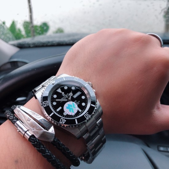 SJ出品 【品牌】劳力士--ROLEX 【类型】男士腕表 Y8【机芯】全自动机械机芯【材质】316L精钢表壳【表镜】矿物强化玻璃镜面【皮质】胶带/钢带(可选)【尺寸】直径40mm 厚度12mm【特性】潜航者系列,专门为潜水爱好者所设计的产品,时尚硬朗,个性独特 三杰精致推荐男士机械腕表 SJ为你精心挑选超真实实物图拍摄 SJ出品 【品牌】劳力士--ROLEX 【类型】男士腕表 Y8【机芯】全自动机械机芯【材质】316L精钢表壳【表镜】矿物强化玻璃镜面【皮质】胶带/钢带(可选)【尺寸】直径40mm 厚度12mm【特性】潜航者系列,专门为潜水爱好者所设计的产品,时尚硬朗,个性独特 三杰精致推荐男士机械腕表 SJ为你精心挑选超真实实物图拍摄