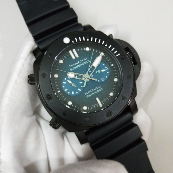 沛纳海新款来袭！SUBMERSIBLE 潜行系列PAM00983，纪尧姆内里特别版，设计灵感来自于这位法国自由潜水冠军纪尧姆内里(GUILLAUME NRY)，他因创下世界纪录和拍摄惊艳的水底照片而蜚声国际。PAM00983,直径47mm,厚度15mm,矿物质强化玻璃，316L精钢黑壳，黑色陶瓷逆时针旋转表圈附分度标，坚韧橡胶表带，表底盖镌刻自由潜水冠军本人的署名、莫雷阿岛的图像，以及他在恒重自由潜水项目创下的惊人纪录 ── 单口闭气下潜126米。